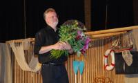 Dirigent Guido Wolf ist sichtlich gerührt. Zum Abschied erhielt er von jedem Kind des Kinderchors eine Blume.